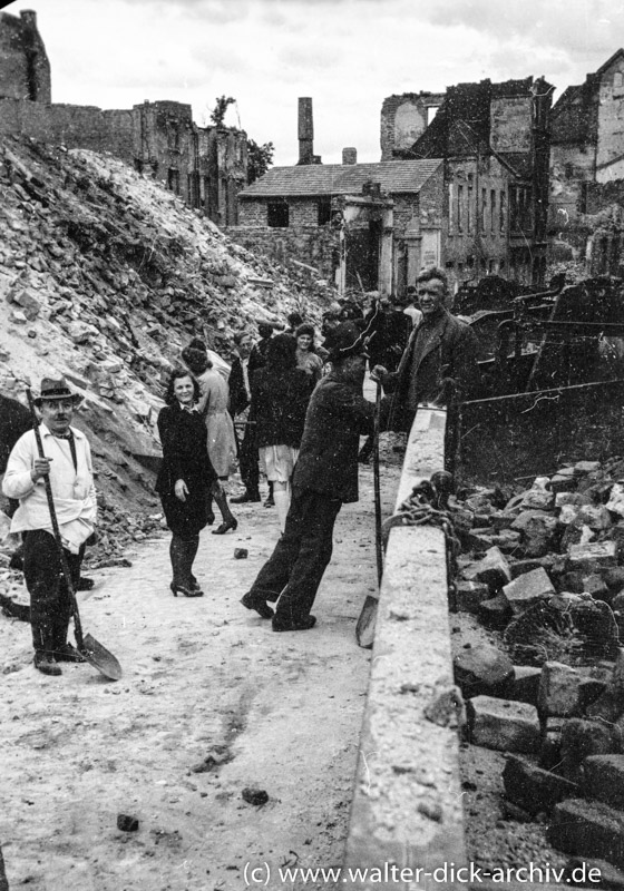 Freiwillige Helfer bei der Trümmerräumung 1946
