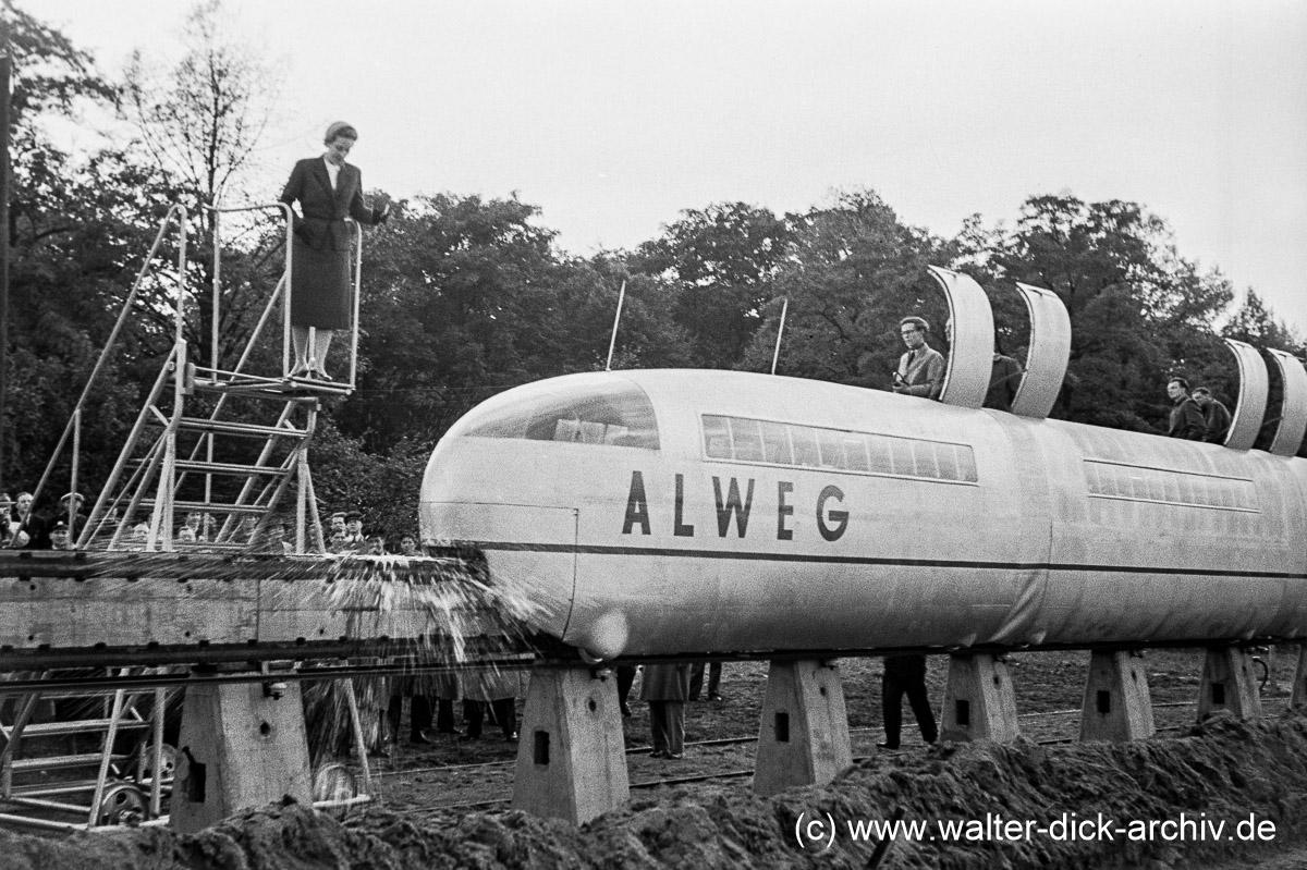 Erster Prototyp eines ALWEG Zuges 1952