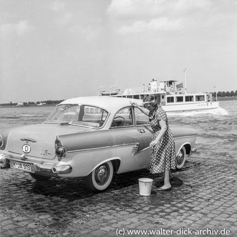 Autowäsche am Rheinufer-1961