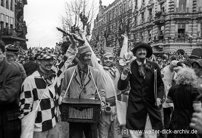 Im Rosenmontagszug 1950