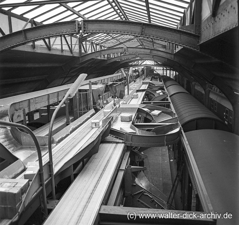 Paketverteilung in Güterwaggons 1958