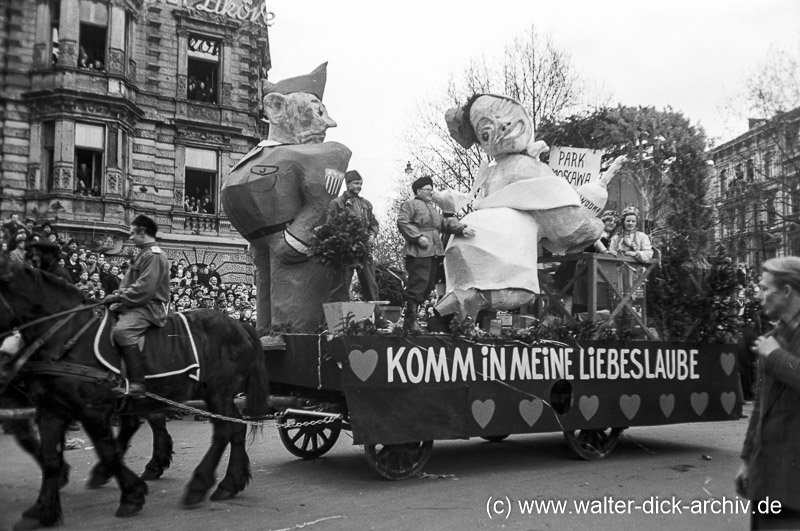 Persiflagewagen im Rosenmontagszug 1951