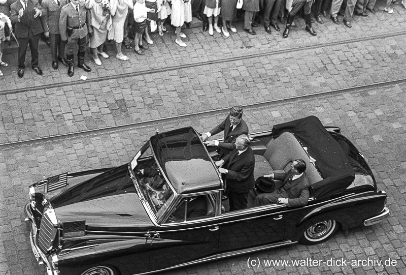 J.F. Kennedy auf dem Weg zum Rathaus 1963