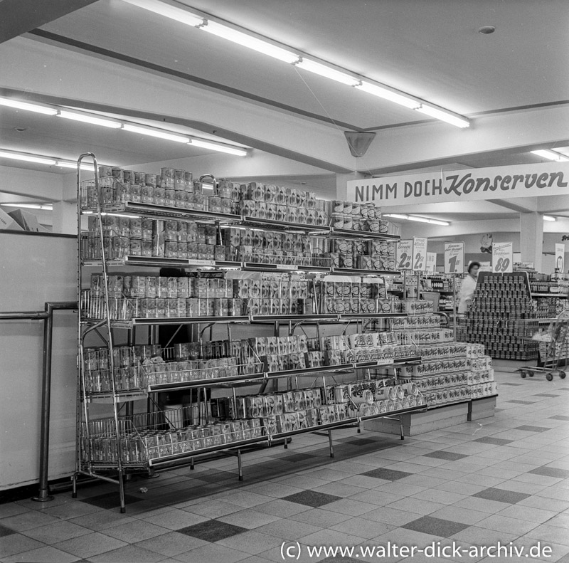 Überfluss an Konserven im Köln-Ehrenfelder Supermarkt 1957