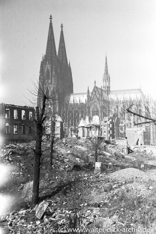 Blick vom Alter Markt zum Dom 1945