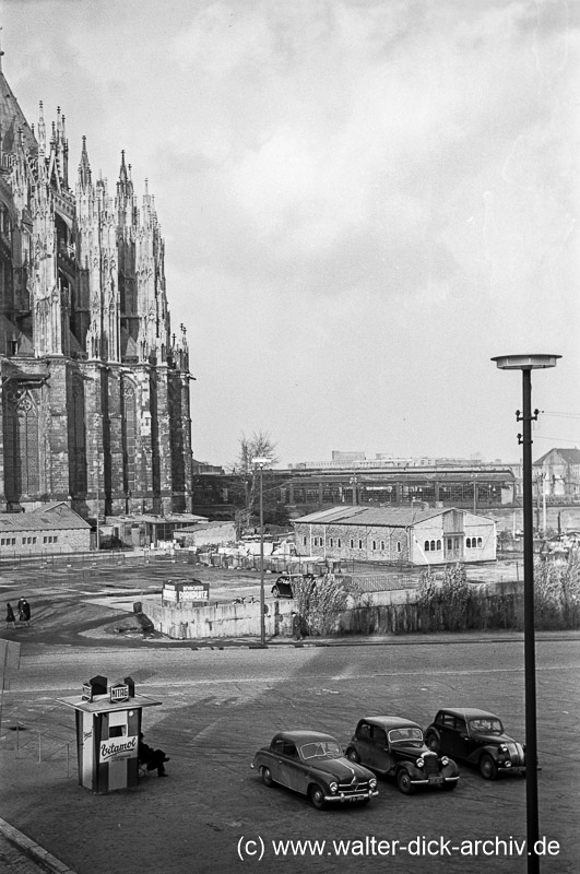 An der Ostseite des Doms 1950