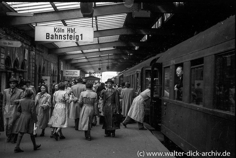 Auf Bahnsteig "1"  1954