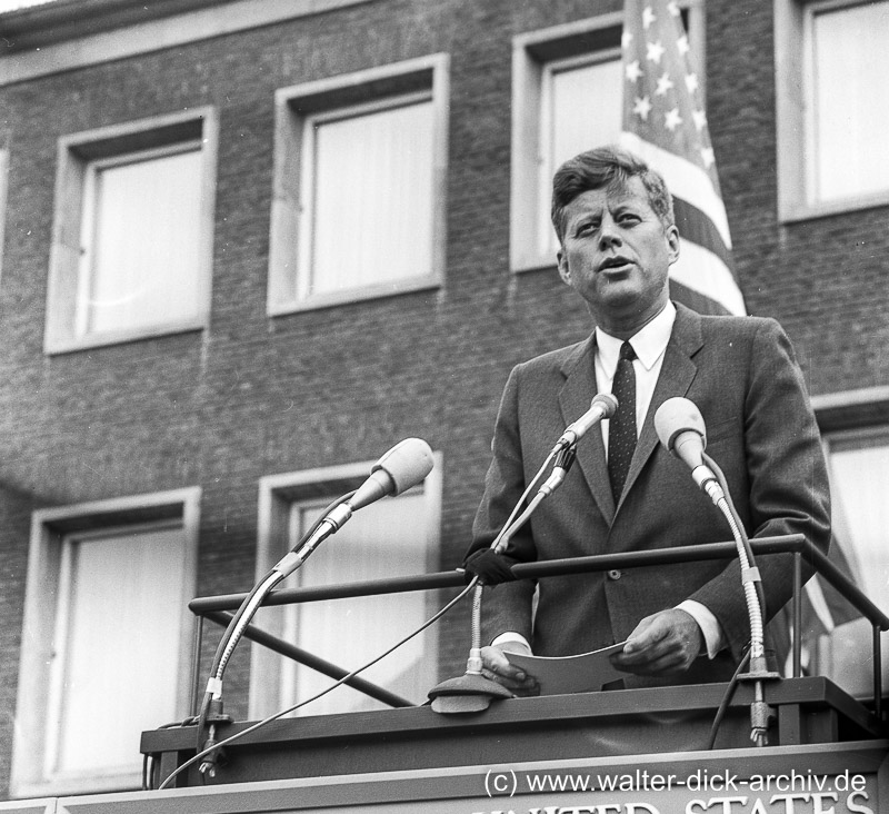 WDA4081-007 J.F. Kennedy hält eine Rede vor dem Kölner Rathaus 1963