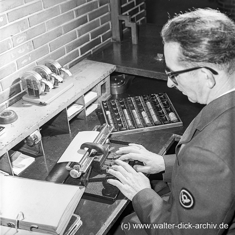 Kriegsblinder Postbeamter an einer Braille Schreibmaschine 1958