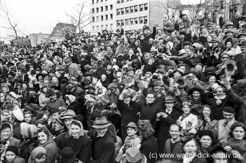 Im Rosenmontagszug 1950