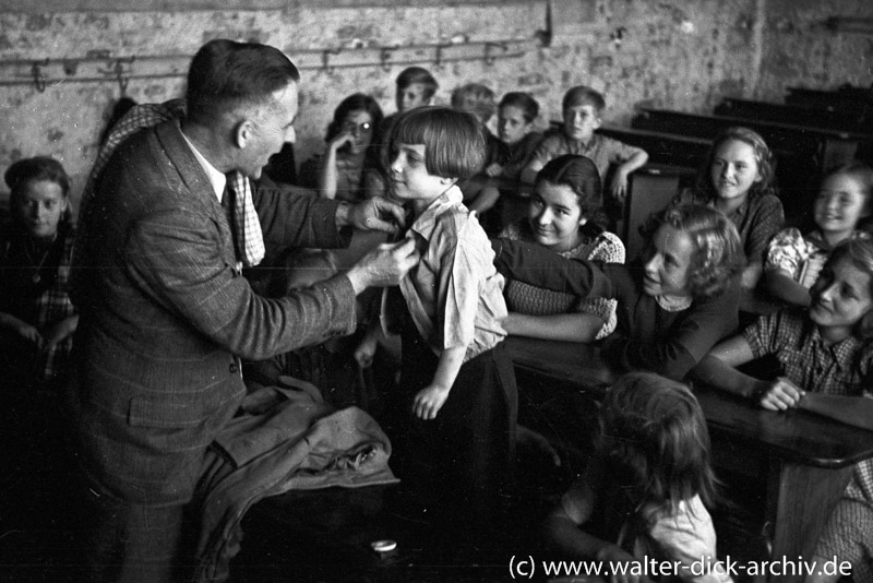 Verteilung von Kleiderspenden für Kinder