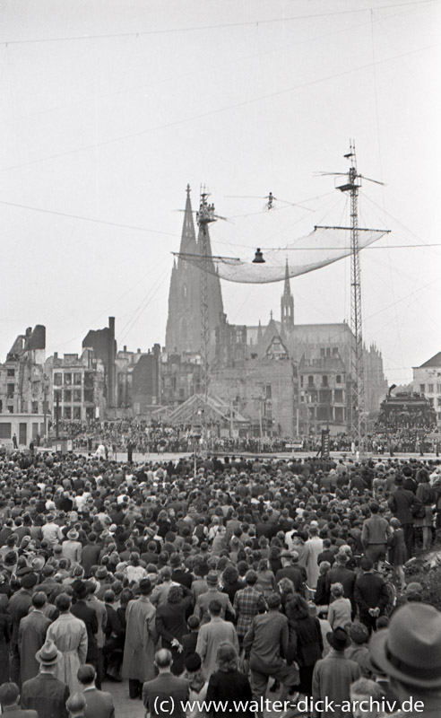 Hochseilartisten auf dem Heumarkt