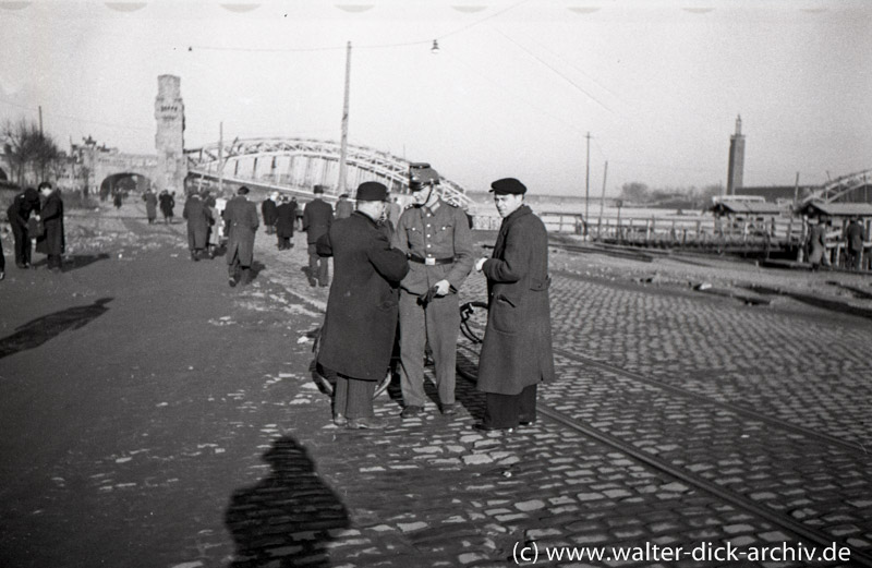 Schwarzmarkt-Razzia am Kölner Rheinufer