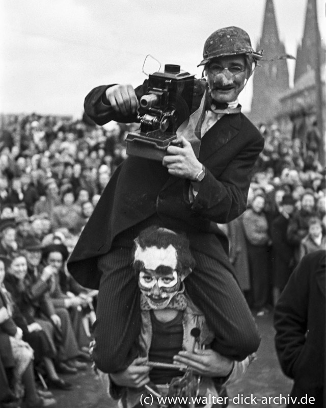 Närrischer Kameramann fotografiert den Fotografen 1950