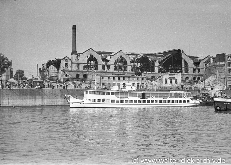 Schiff der "Weißen Flotte" vor der alten Markthalle.