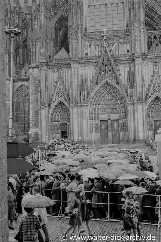WDA3840-1-006 Wartende Menschen Beerdigung Konrad Adenauers 1967
