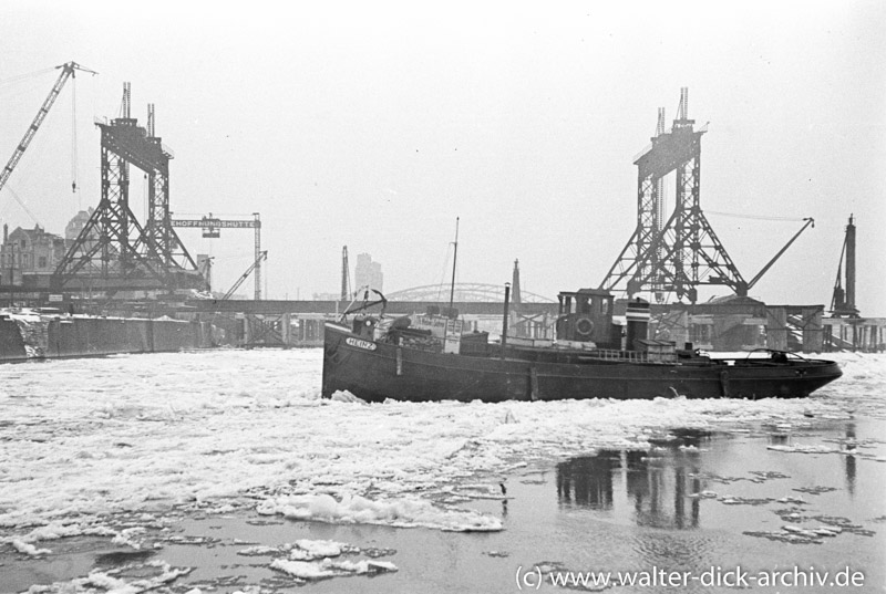 Eisbrecher Heinz vor der Baustelle der Köln-Deutzer Brücke