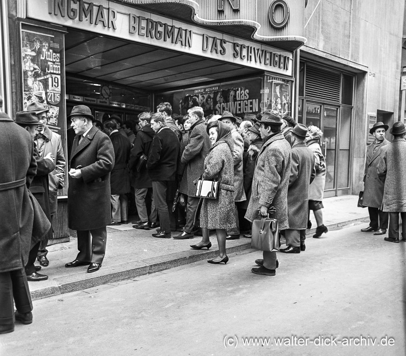 "Das Schweigen" im Kino. Zuschauerandrang 1964