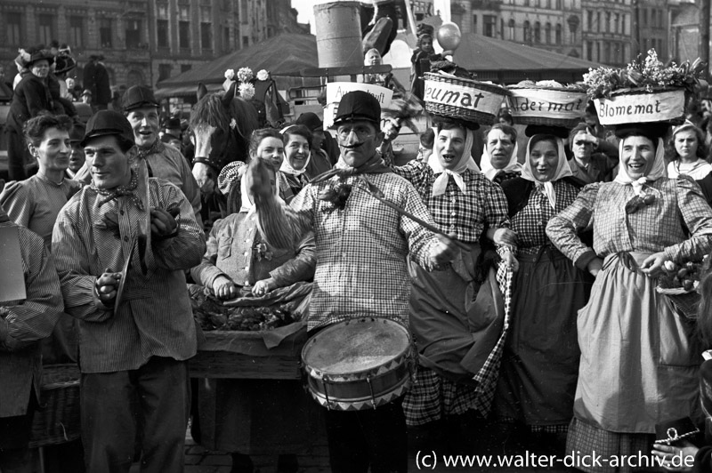 Marktweiber beim Karnevalszug 1950
