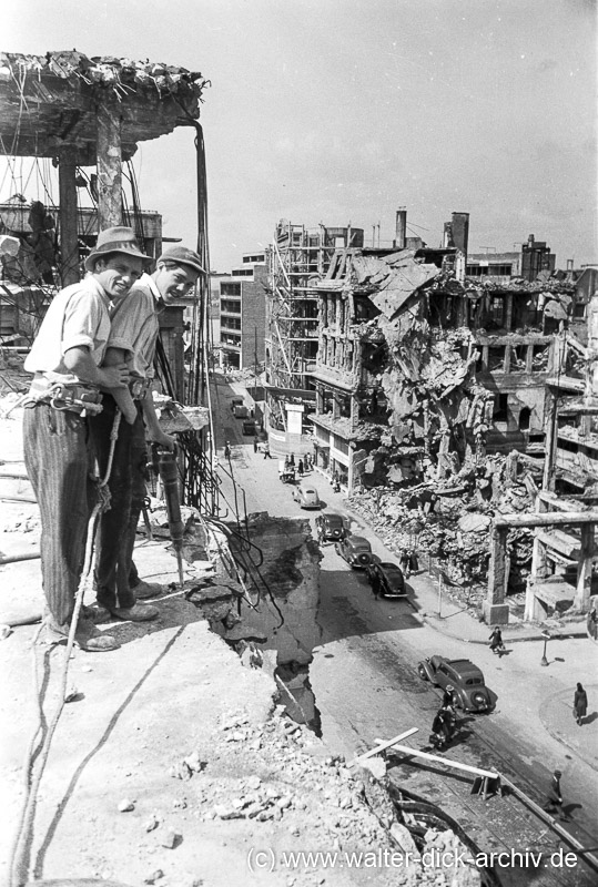 Abbrucharbeiten auf dem Dach des Stadthauses 1949