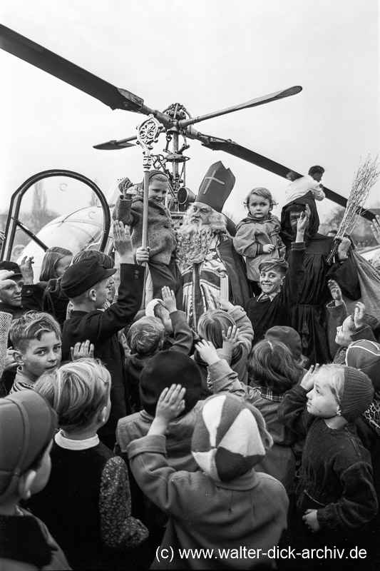 Vom Himmel hoch. .Nikolaus kommt mit dem Hubschrauber 1953