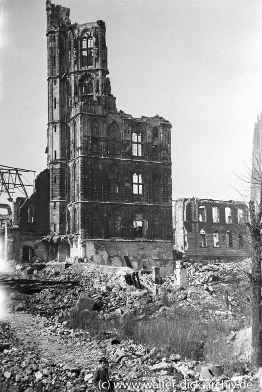 Ruine des Kölner Rathausturmes 1947