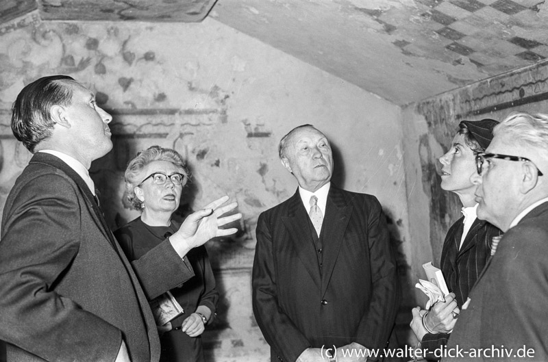 Konrad Adenauer in der Etruskerausstellung 1956
