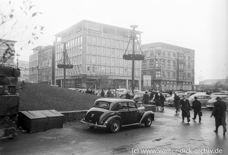 Weihnachtszeit vor dem Dom-1954