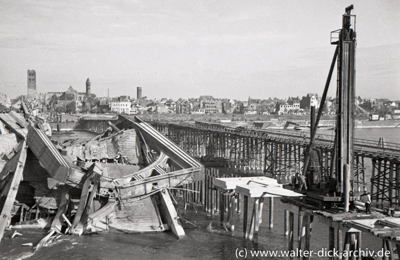 Dampframme und Trümmerräumung beim Bau der Deutzer Brücke