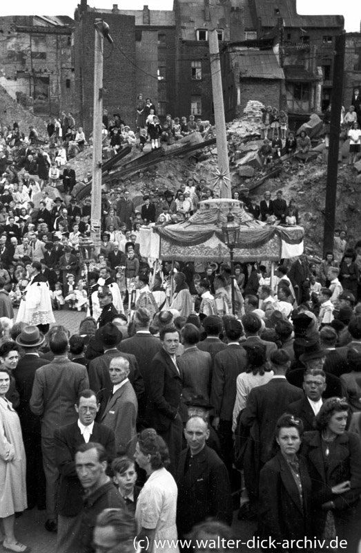 Kölner Fronleichnamsprozession vor Trümmerbergen