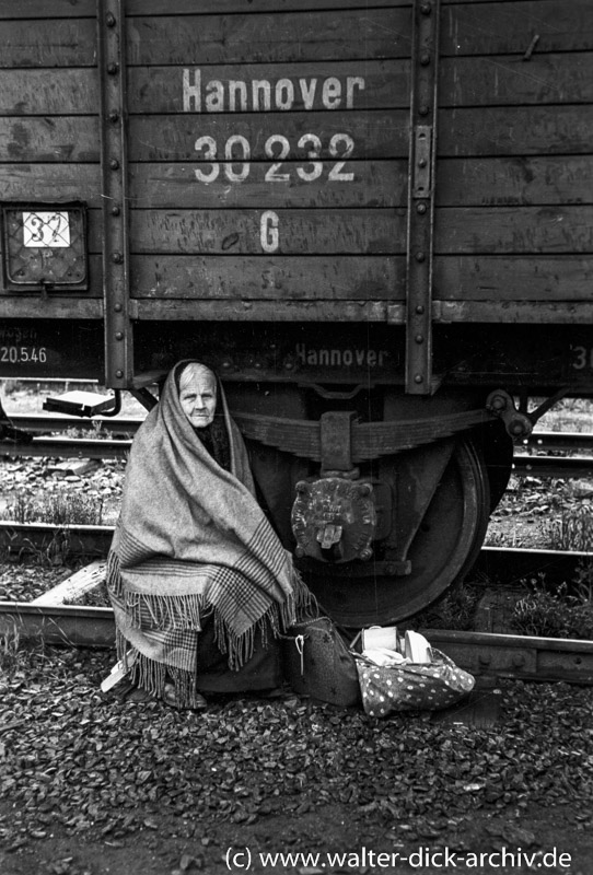 Flüchtlingsfrau vor einem Güterwaggon