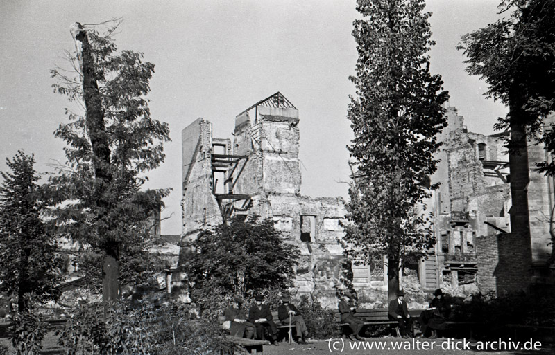 Ruhepause vor Ruinen am Kölner Kolpingplatz