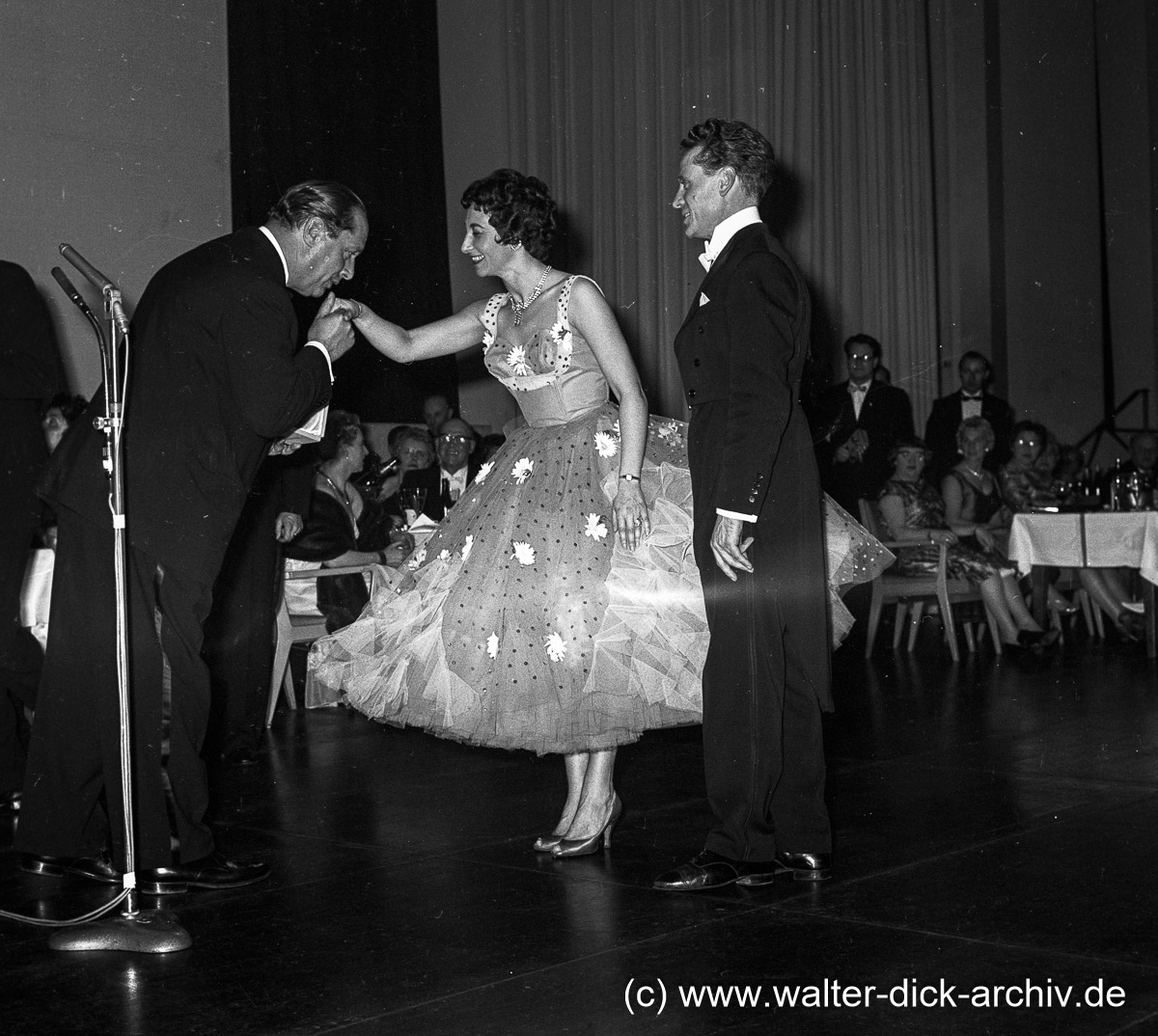 Formvollendet! OB Theo Burauen bei der Siegerehrung 1962