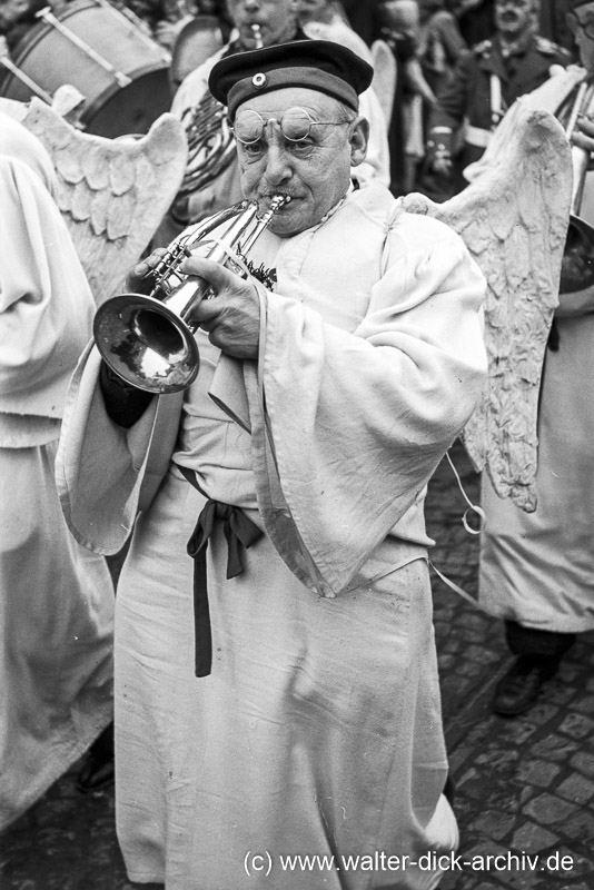 "Decke Backe Musik" beim Rosenmontagszug 1951