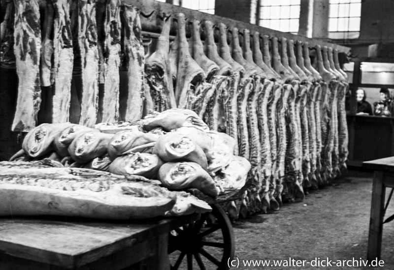 Rinderhälften im Schlachthof Liebigstraße 1953