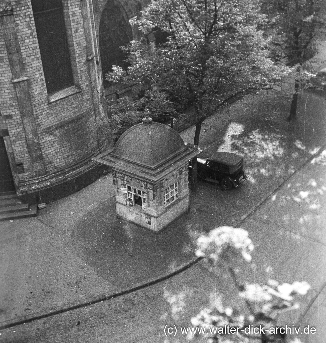 Trinkhalle neben einer Kirche 1939