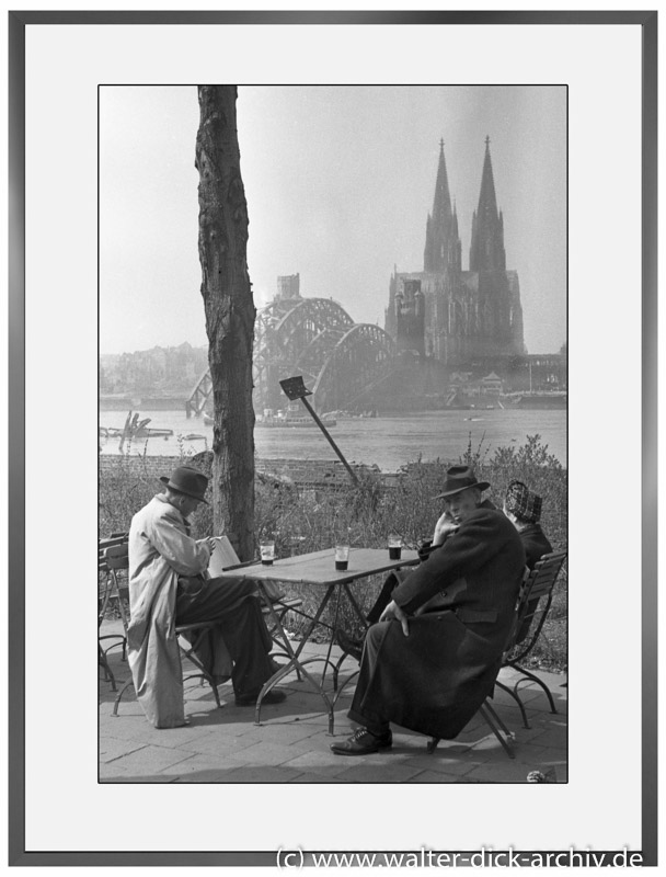 E27 - Heißgetränk im Terrassencafe 1946