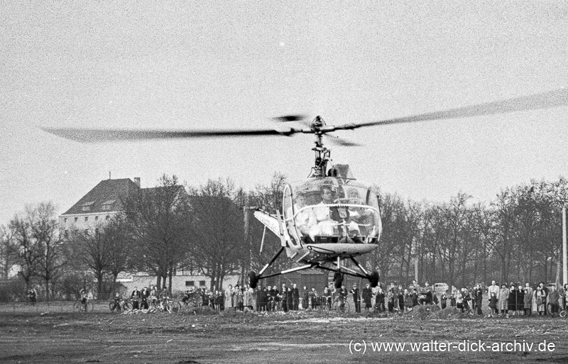 Vom Himmel hoch. .Nikolaus kommt mit dem Hubschrauber 1953