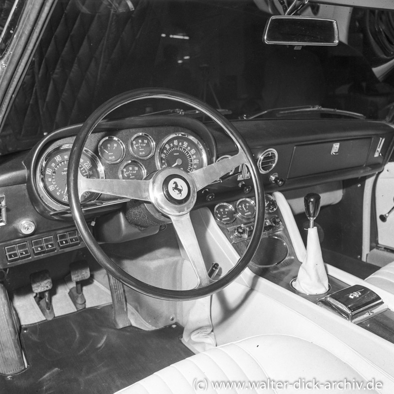 Ferrari-Cockpit auf dem Genfer Autosalon 1964
