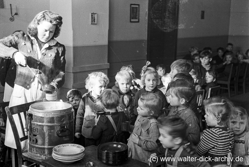 Jedes bekommt seine Portion 1947