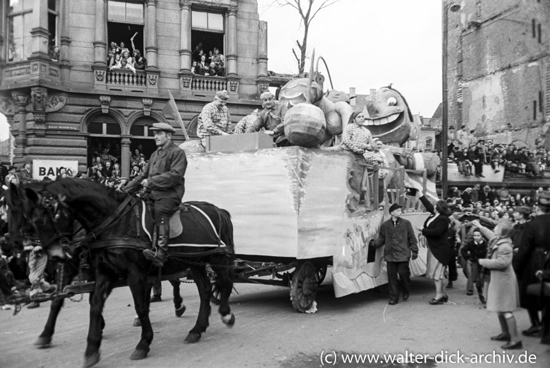 Motivwagen im Kölner Rosenmontagszug 1951