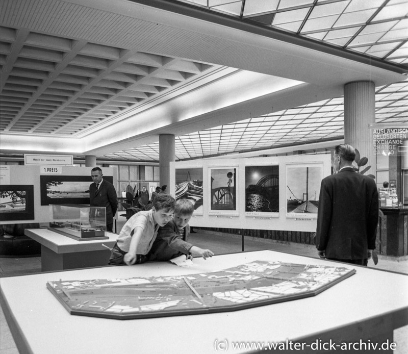 WDA911-005 Eine neue Rheinbrücke wird vorgestellt.