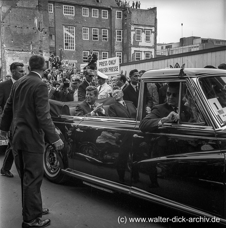 J.F. Kennedy auf dem Weg zum Rathaus 1963