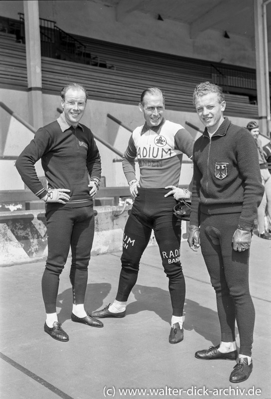 Radsportler auf der Kölner Radrennbahn