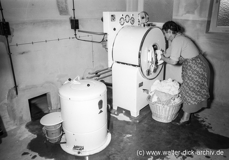 Waschküche in einem Wohnhaus 1957