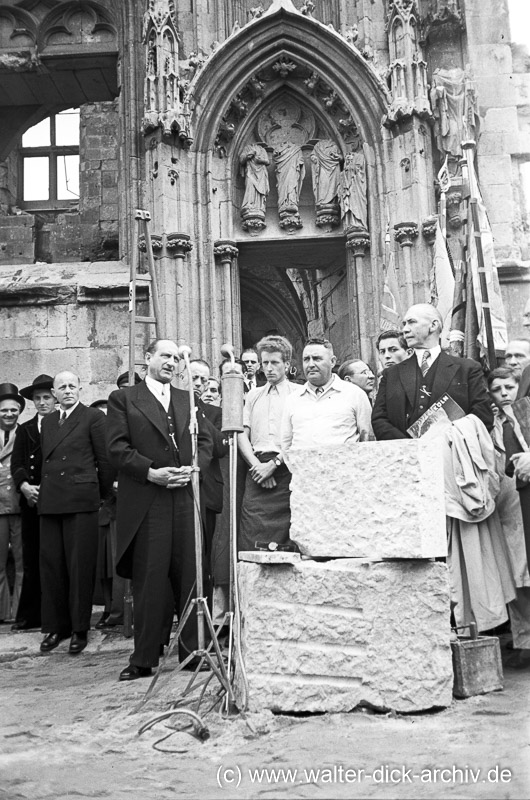 Grundsteinlegung zum Wiederaufbau des Rathausturmes 1950