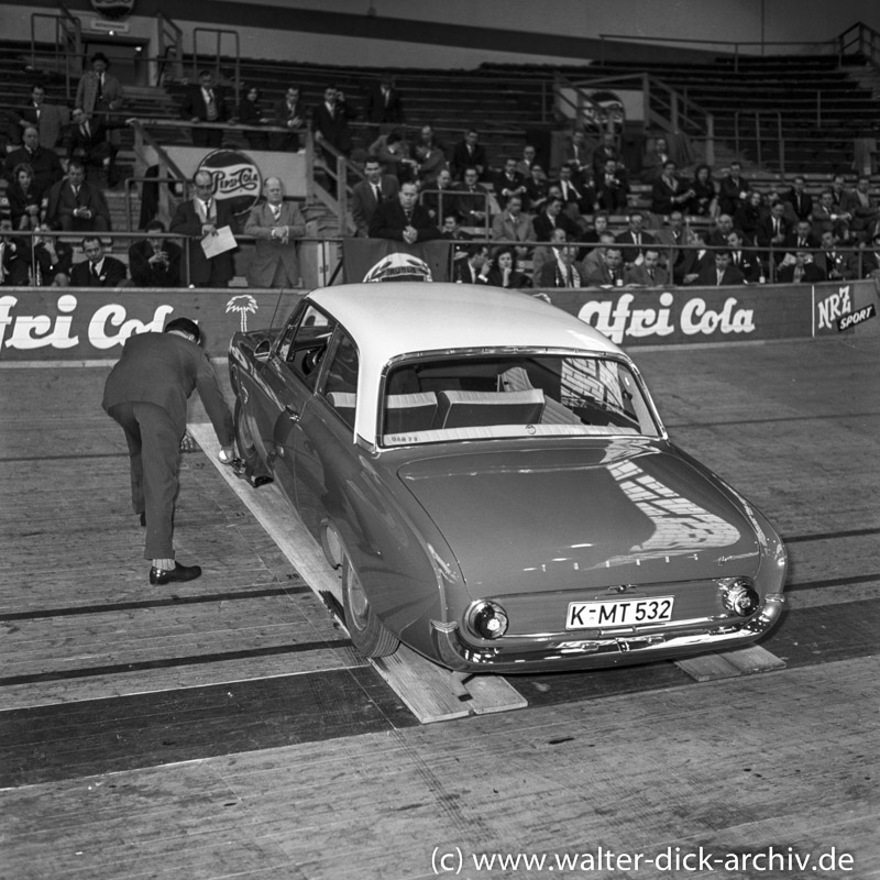 Vorführung des neuen Taunus 17 M (P 3) in der Kölner Sporthalle 1960