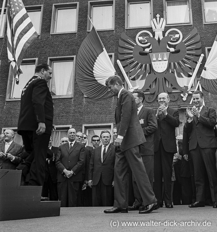 J.F. Kennedy hält eine Rede vor dem Kölner Rathaus 1963