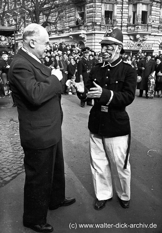 Oberstadtdirektor trifft ´nen Jeck. 1954