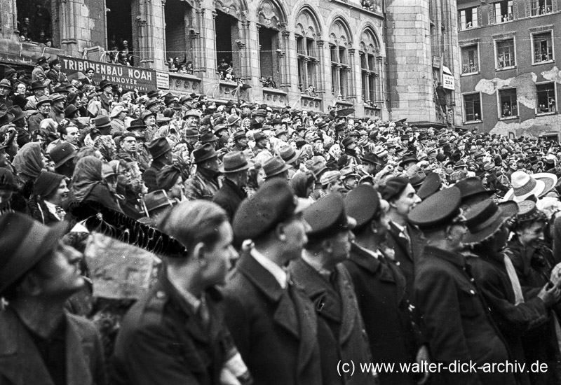 Im Rosenmontagszug 1950